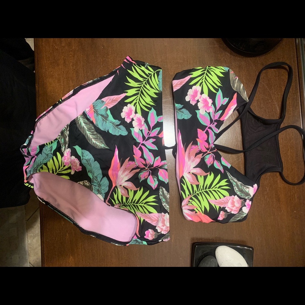 Crazy cross strap hawaiian print bikini.